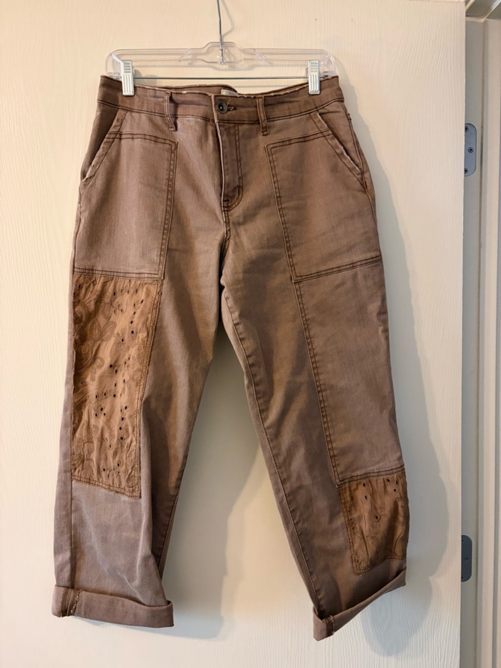 Logo distressed brown jean